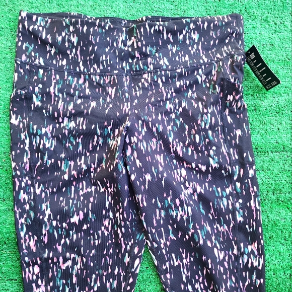 New Ideology Womens Activewear cropped leggings - Picture 2 of 4